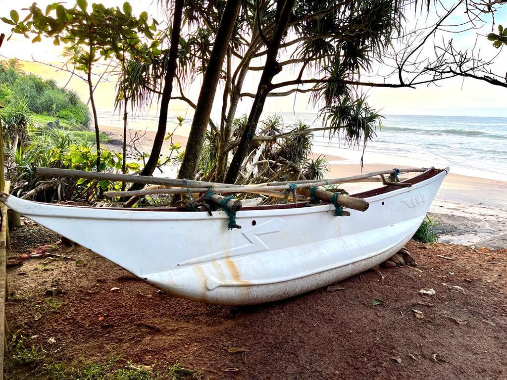 Beach House Kalukatiya - Family Villa, Seaview Room, Garden Room Dikwella Bagian luar foto