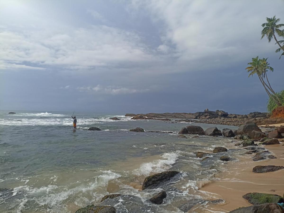 Beach House Kalukatiya - Family Villa, Seaview Room, Garden Room Dikwella Bagian luar foto