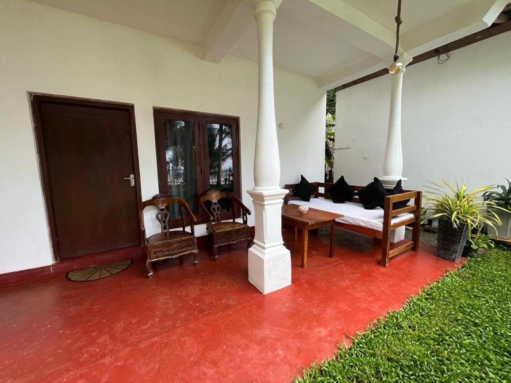 Beach House Kalukatiya - Family Villa, Seaview Room, Garden Room Dikwella Bagian luar foto