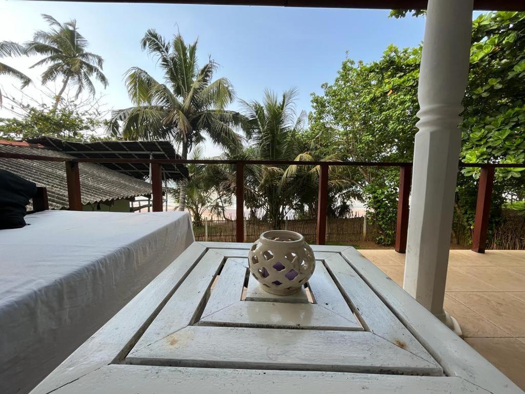 Beach House Kalukatiya - Family Villa, Seaview Room, Garden Room Dikwella Bagian luar foto