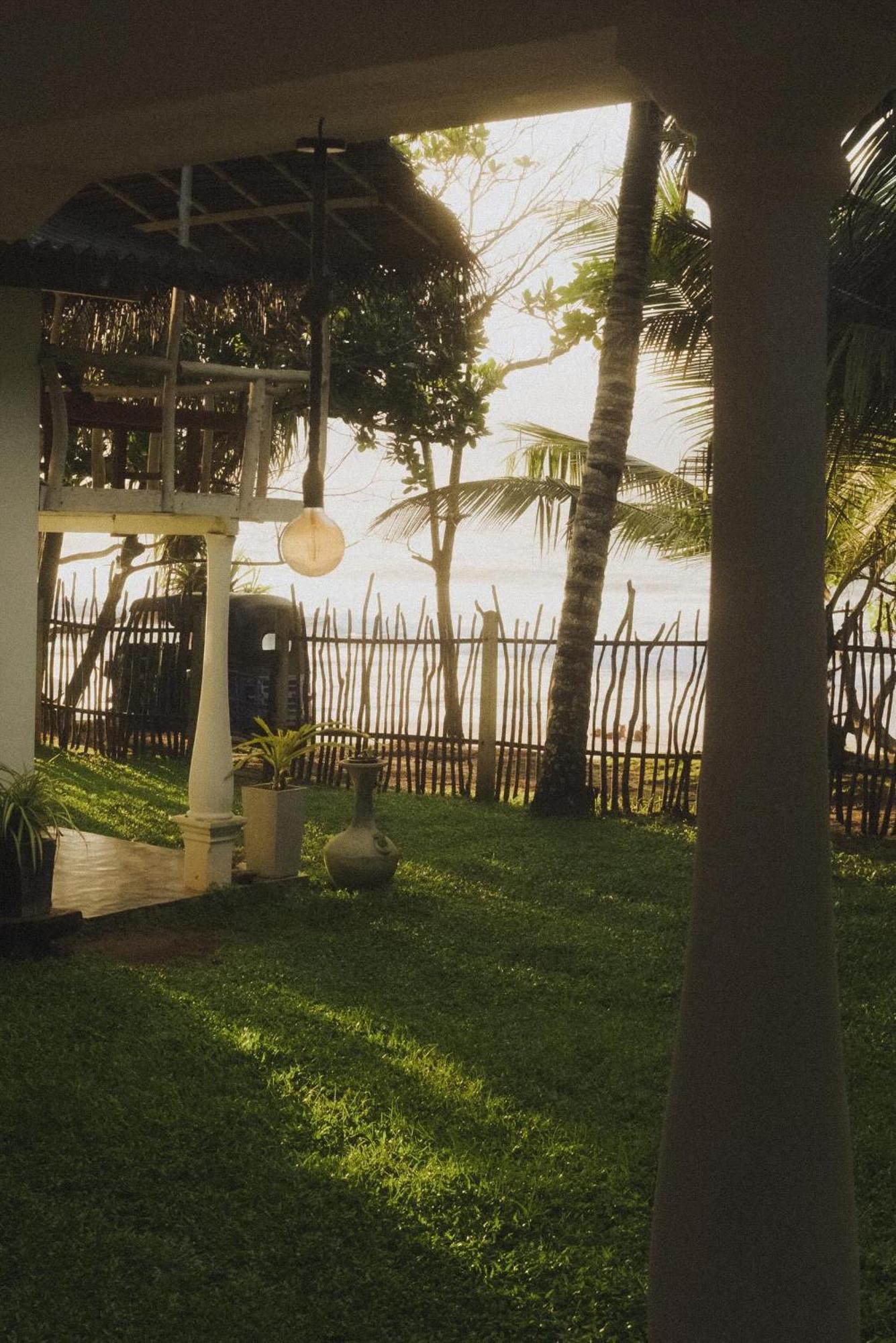 Beach House Kalukatiya - Family Villa, Seaview Room, Garden Room Dikwella Bagian luar foto