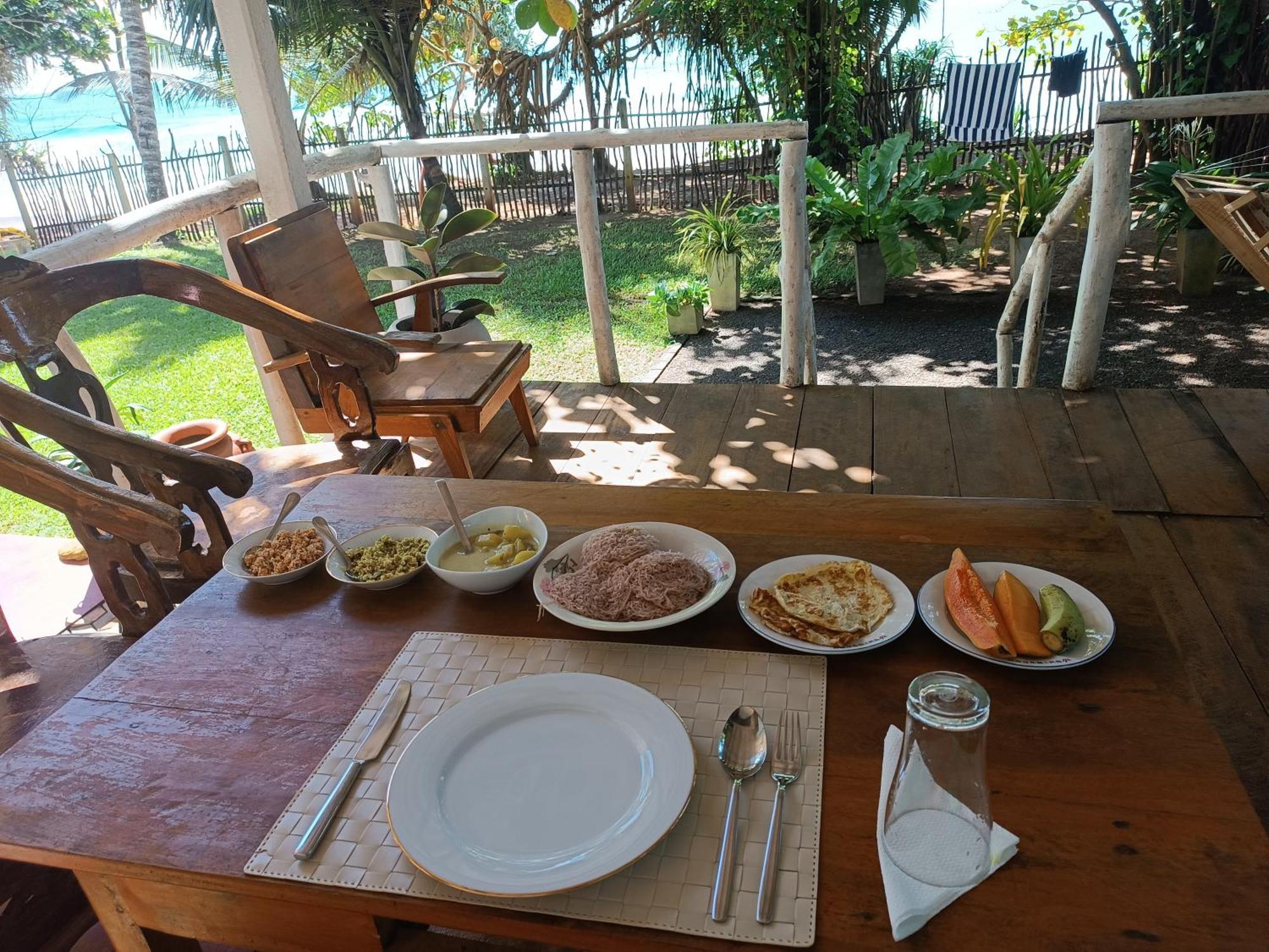 Beach House Kalukatiya - Family Villa, Seaview Room, Garden Room Dikwella Bagian luar foto